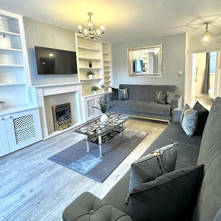 Newly Renovated Kensington 2 Bedroom Apartment With Balcony Near Harrods Sleeps 6, 2 Min Walk From Station Лондон Екстериор снимка
