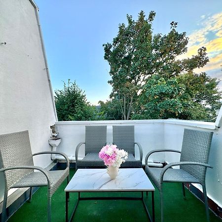 Newly Renovated Kensington 2 Bedroom Apartment With Balcony Near Harrods Sleeps 6, 2 Min Walk From Station Лондон Екстериор снимка
