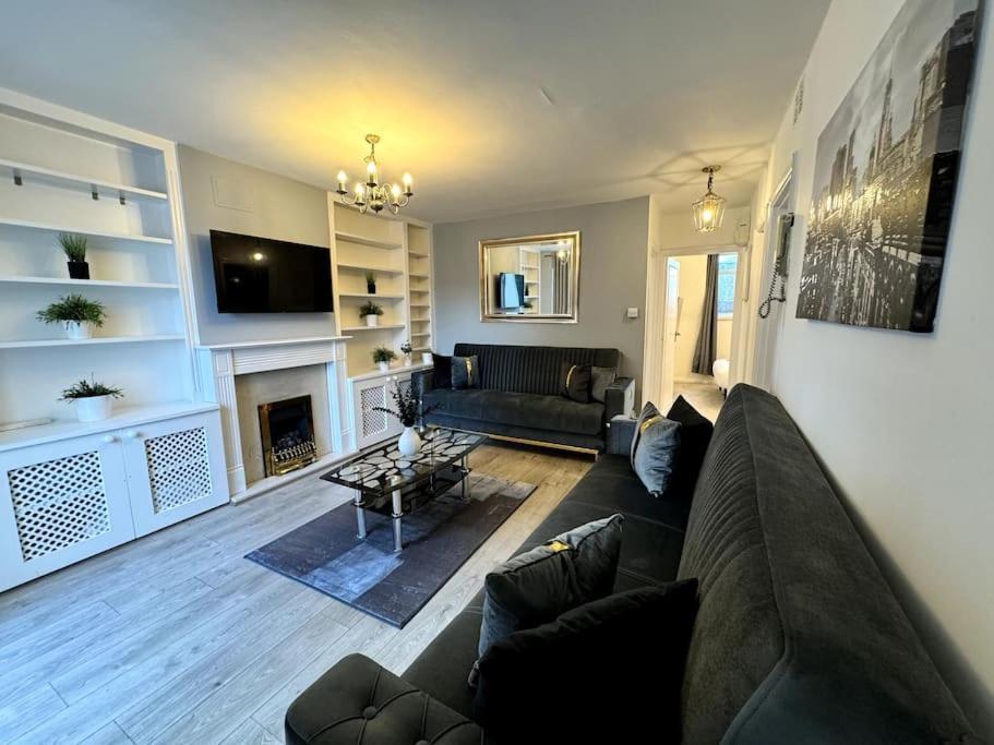 Newly Renovated Kensington 2 Bedroom Apartment With Balcony Near Harrods Sleeps 6, 2 Min Walk From Station Лондон Екстериор снимка