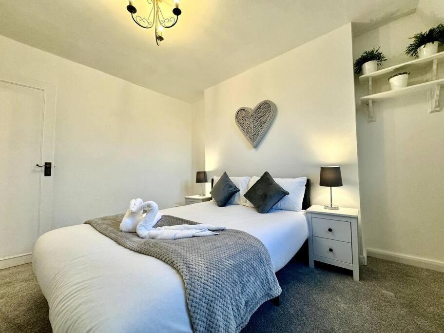 Newly Renovated Kensington 2 Bedroom Apartment With Balcony Near Harrods Sleeps 6, 2 Min Walk From Station Лондон Екстериор снимка