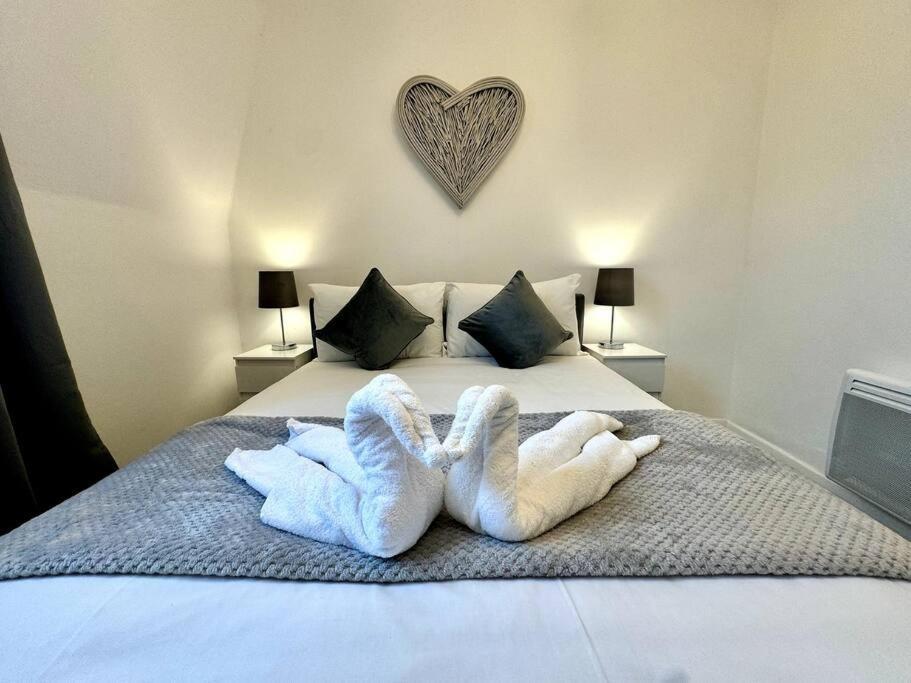 Newly Renovated Kensington 2 Bedroom Apartment With Balcony Near Harrods Sleeps 6, 2 Min Walk From Station Лондон Екстериор снимка