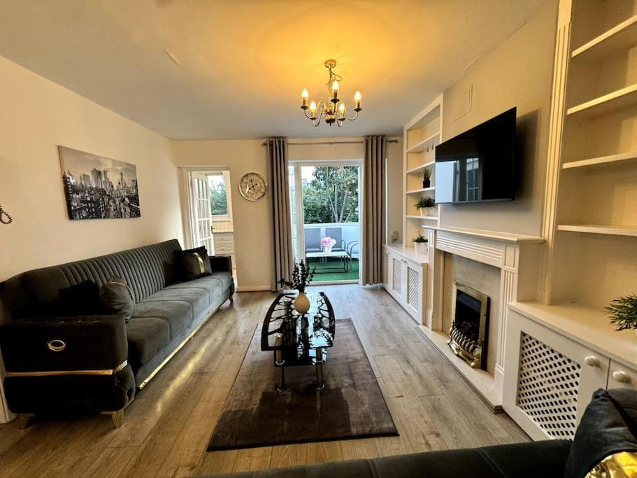 Newly Renovated Kensington 2 Bedroom Apartment With Balcony Near Harrods Sleeps 6, 2 Min Walk From Station Лондон Екстериор снимка