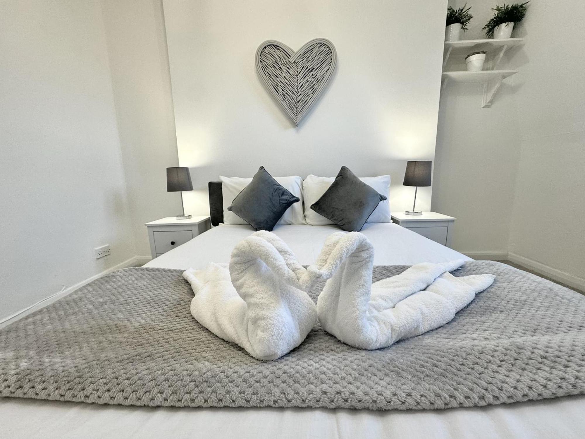 Newly Renovated Kensington 2 Bedroom Apartment With Balcony Near Harrods Sleeps 6, 2 Min Walk From Station Лондон Екстериор снимка