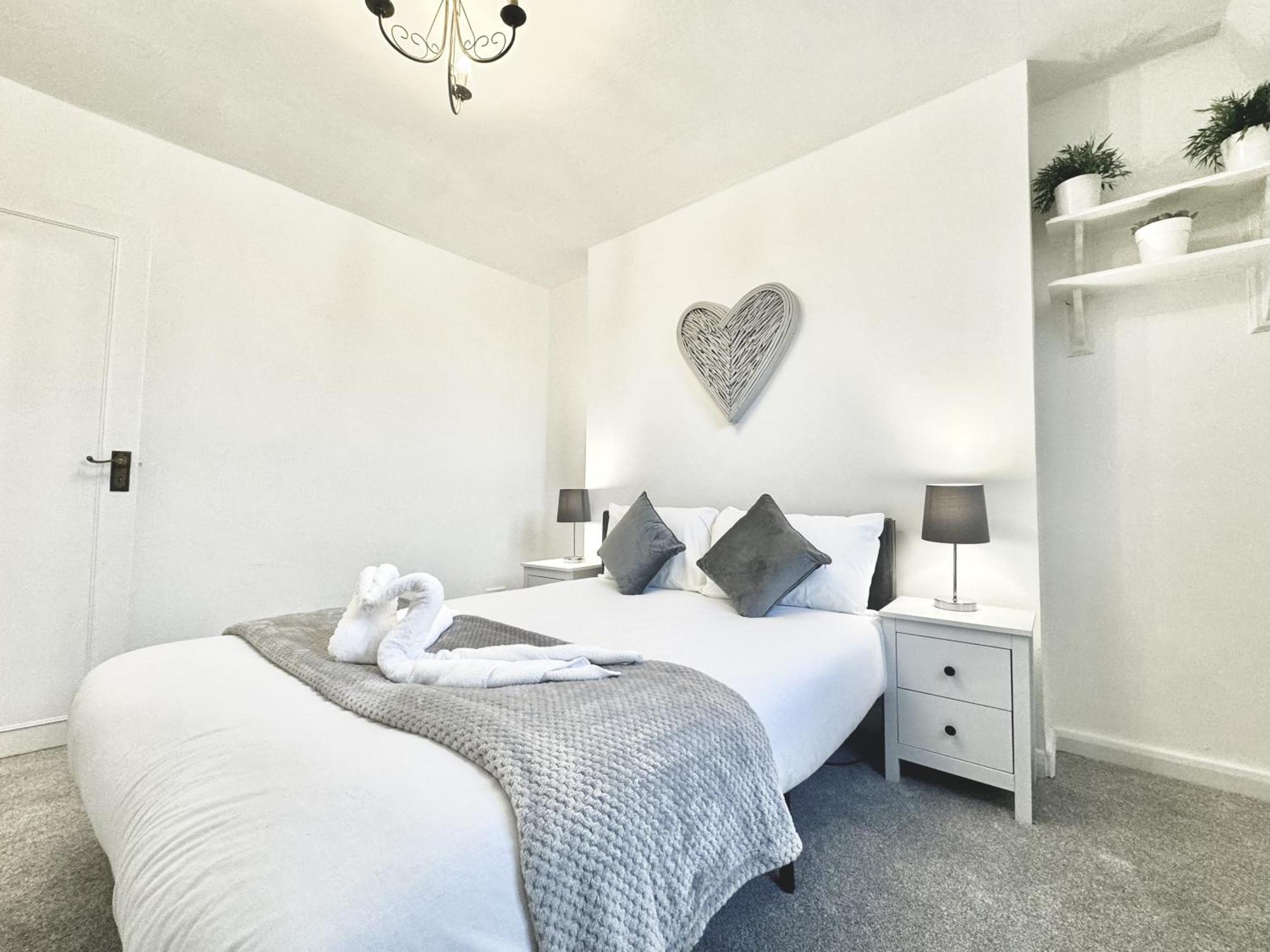 Newly Renovated Kensington 2 Bedroom Apartment With Balcony Near Harrods Sleeps 6, 2 Min Walk From Station Лондон Екстериор снимка