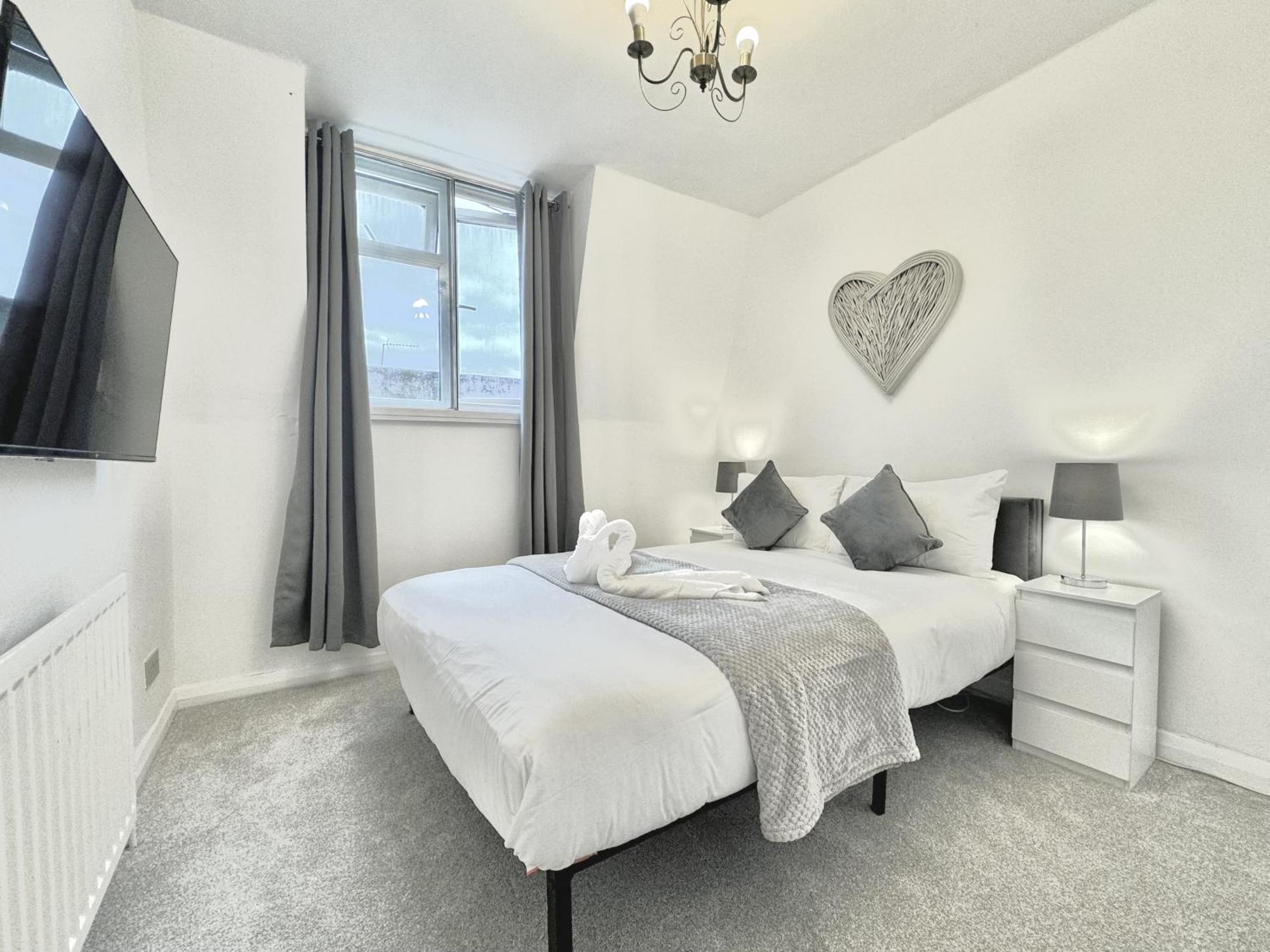 Newly Renovated Kensington 2 Bedroom Apartment With Balcony Near Harrods Sleeps 6, 2 Min Walk From Station Лондон Екстериор снимка