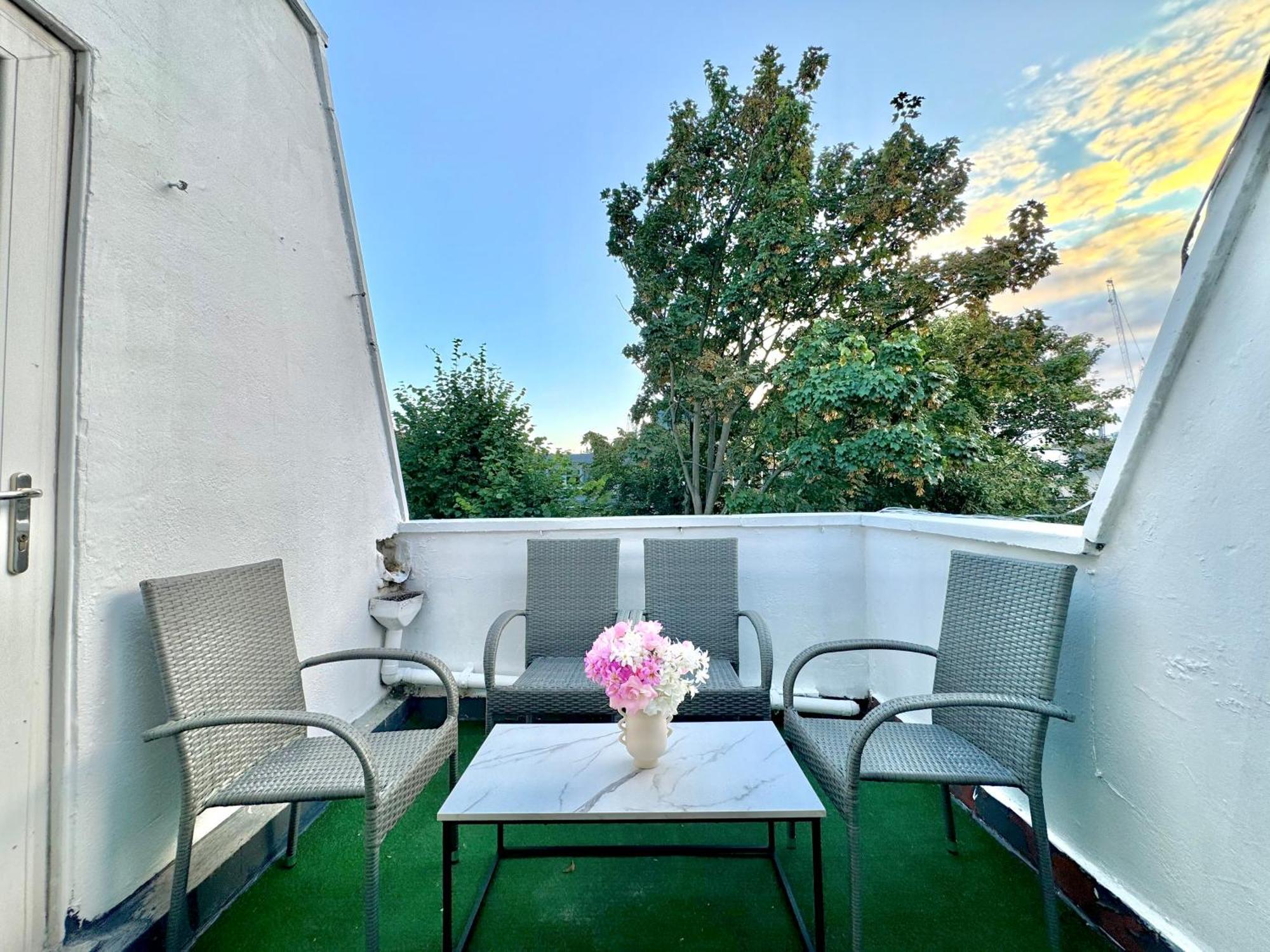 Newly Renovated Kensington 2 Bedroom Apartment With Balcony Near Harrods Sleeps 6, 2 Min Walk From Station Лондон Екстериор снимка