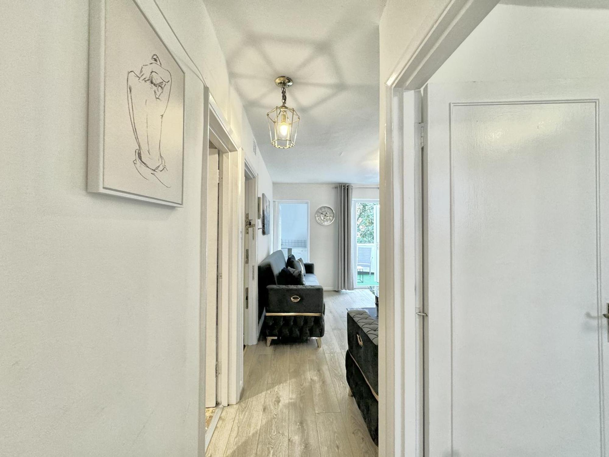 Newly Renovated Kensington 2 Bedroom Apartment With Balcony Near Harrods Sleeps 6, 2 Min Walk From Station Лондон Екстериор снимка