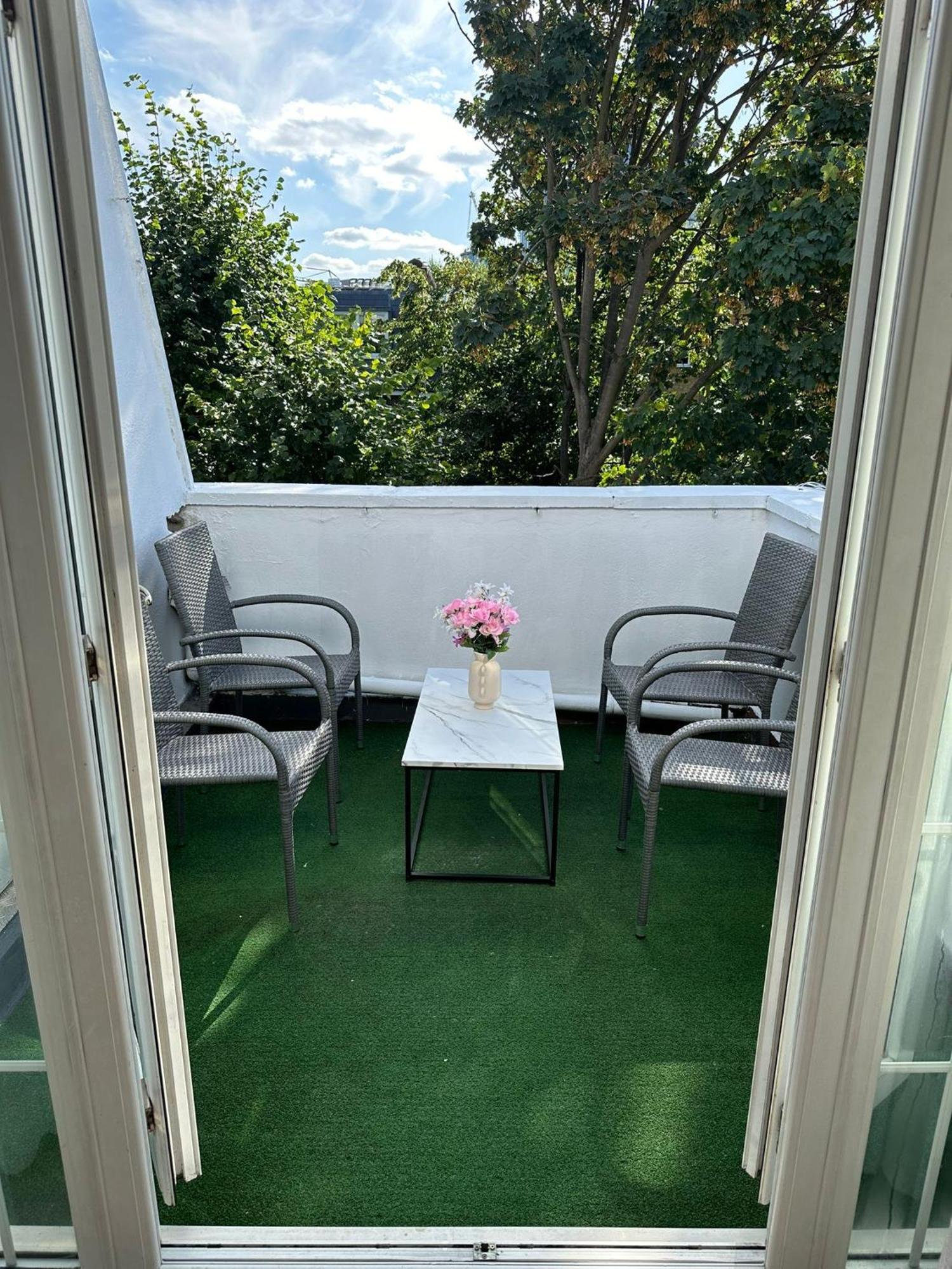 Newly Renovated Kensington 2 Bedroom Apartment With Balcony Near Harrods Sleeps 6, 2 Min Walk From Station Лондон Екстериор снимка