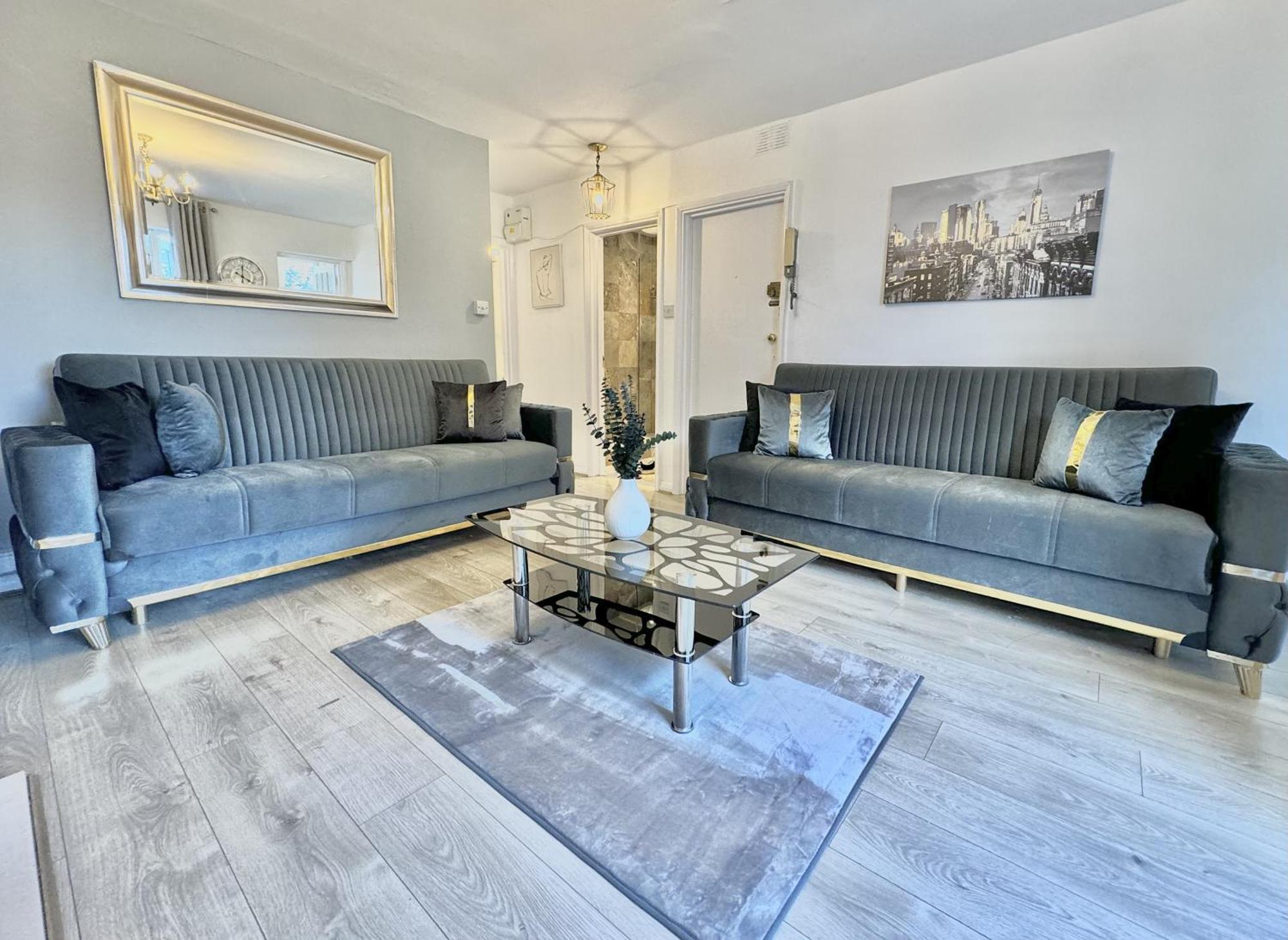Newly Renovated Kensington 2 Bedroom Apartment With Balcony Near Harrods Sleeps 6, 2 Min Walk From Station Лондон Екстериор снимка