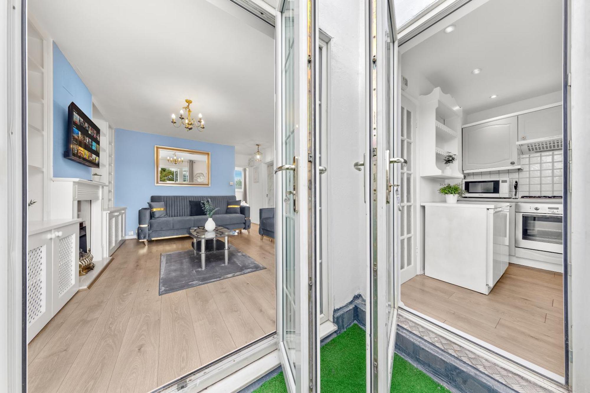 Newly Renovated Kensington 2 Bedroom Apartment With Balcony Near Harrods Sleeps 6, 2 Min Walk From Station Лондон Екстериор снимка