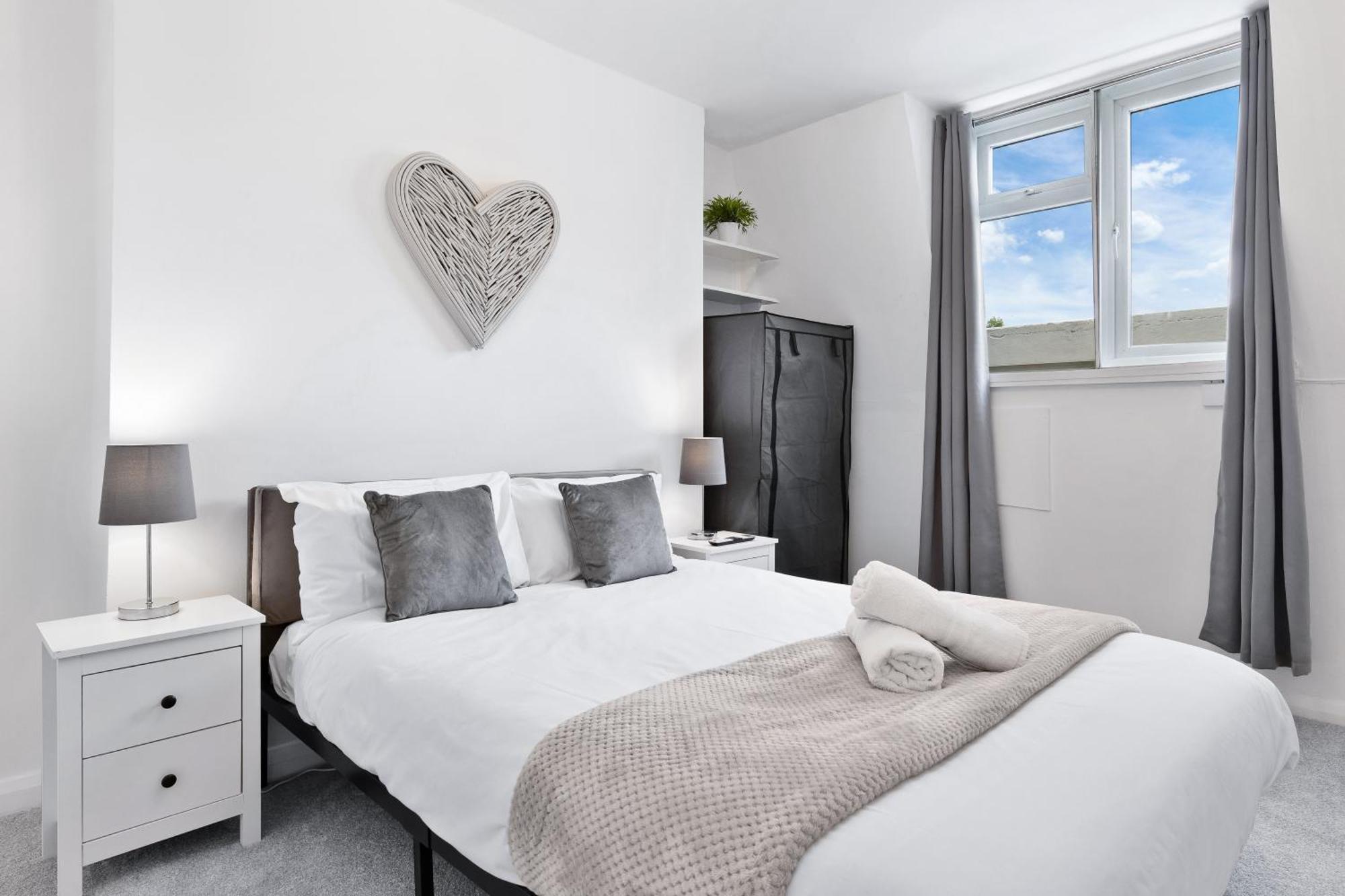 Newly Renovated Kensington 2 Bedroom Apartment With Balcony Near Harrods Sleeps 6, 2 Min Walk From Station Лондон Екстериор снимка
