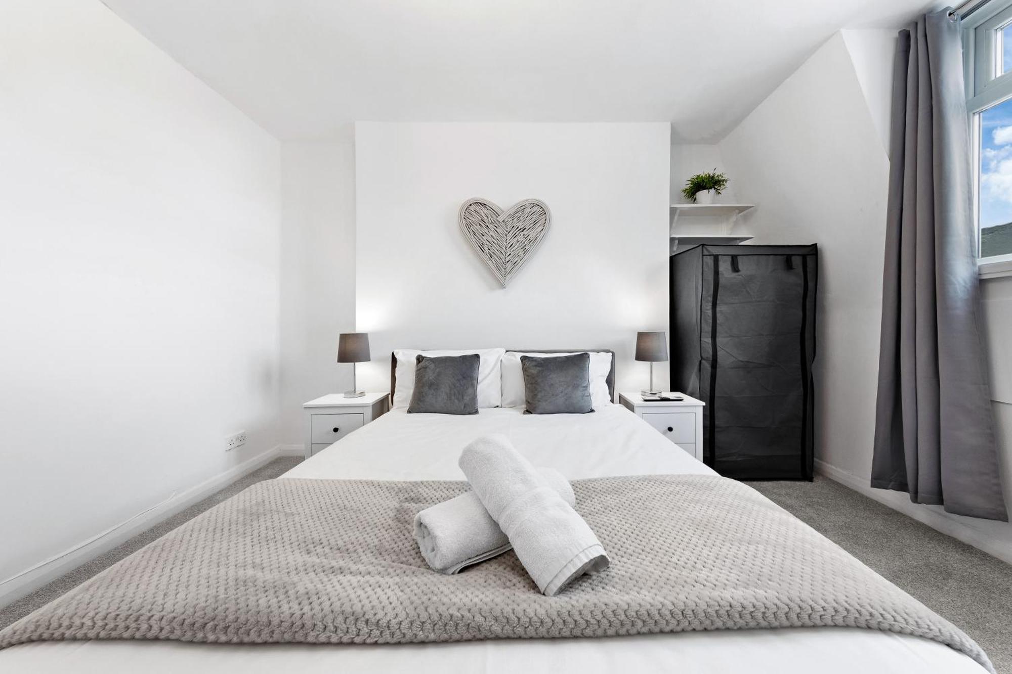 Newly Renovated Kensington 2 Bedroom Apartment With Balcony Near Harrods Sleeps 6, 2 Min Walk From Station Лондон Екстериор снимка