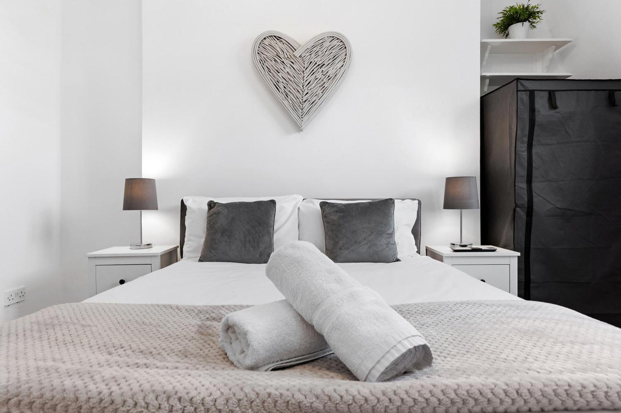 Newly Renovated Kensington 2 Bedroom Apartment With Balcony Near Harrods Sleeps 6, 2 Min Walk From Station Лондон Екстериор снимка