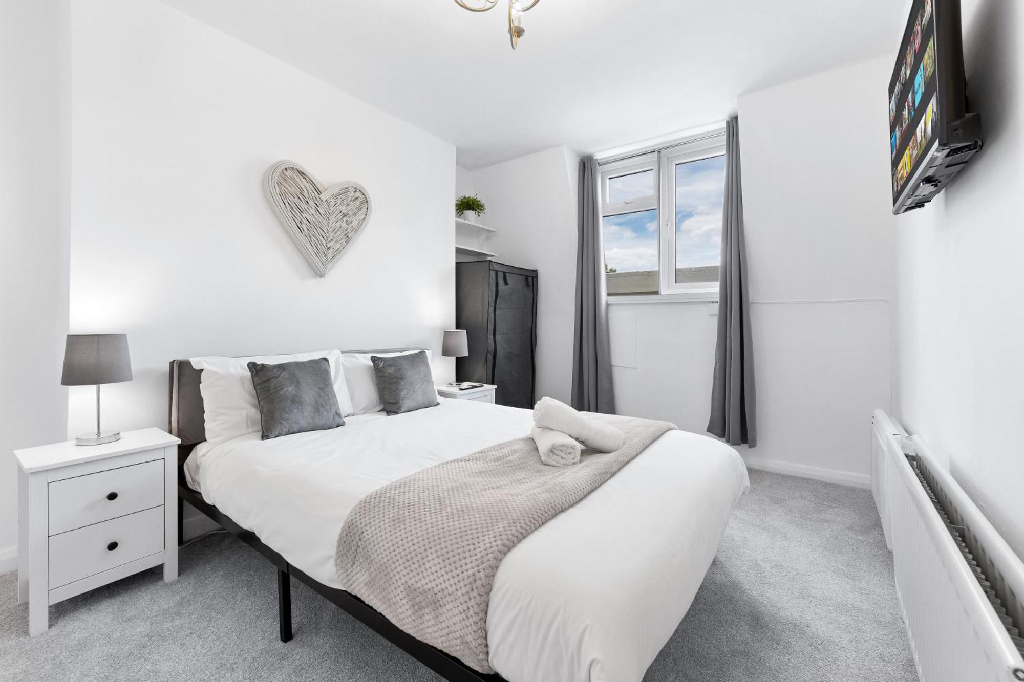 Newly Renovated Kensington 2 Bedroom Apartment With Balcony Near Harrods Sleeps 6, 2 Min Walk From Station Лондон Екстериор снимка