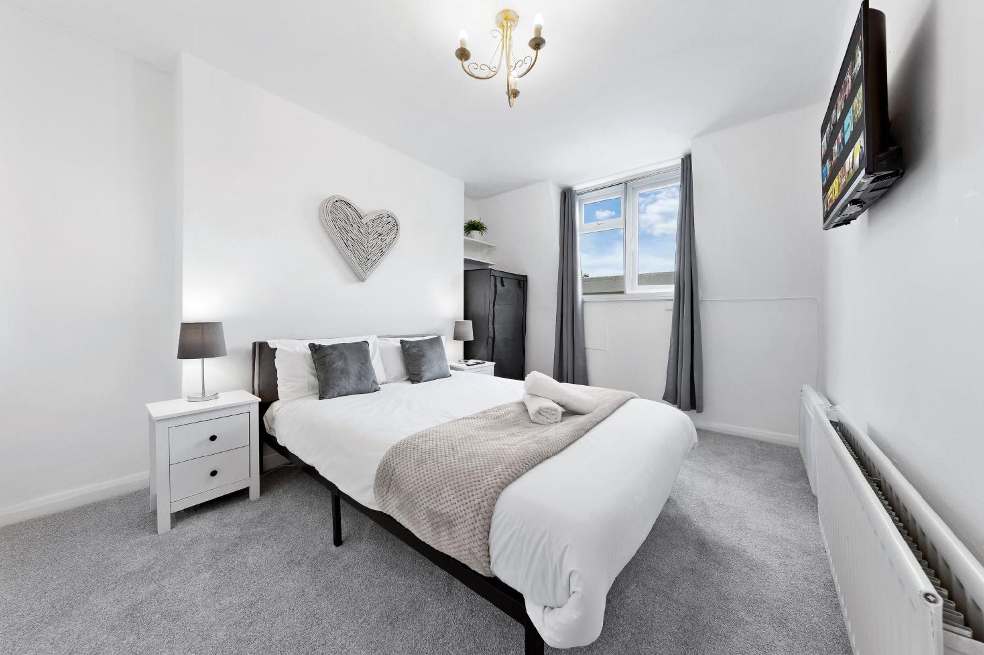 Newly Renovated Kensington 2 Bedroom Apartment With Balcony Near Harrods Sleeps 6, 2 Min Walk From Station Лондон Екстериор снимка