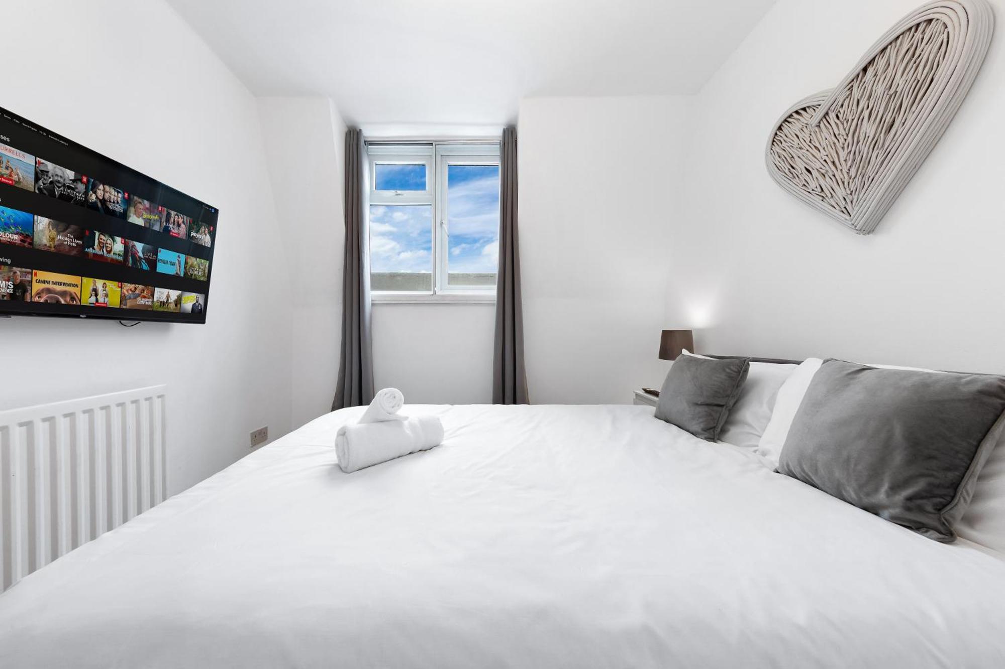 Newly Renovated Kensington 2 Bedroom Apartment With Balcony Near Harrods Sleeps 6, 2 Min Walk From Station Лондон Екстериор снимка