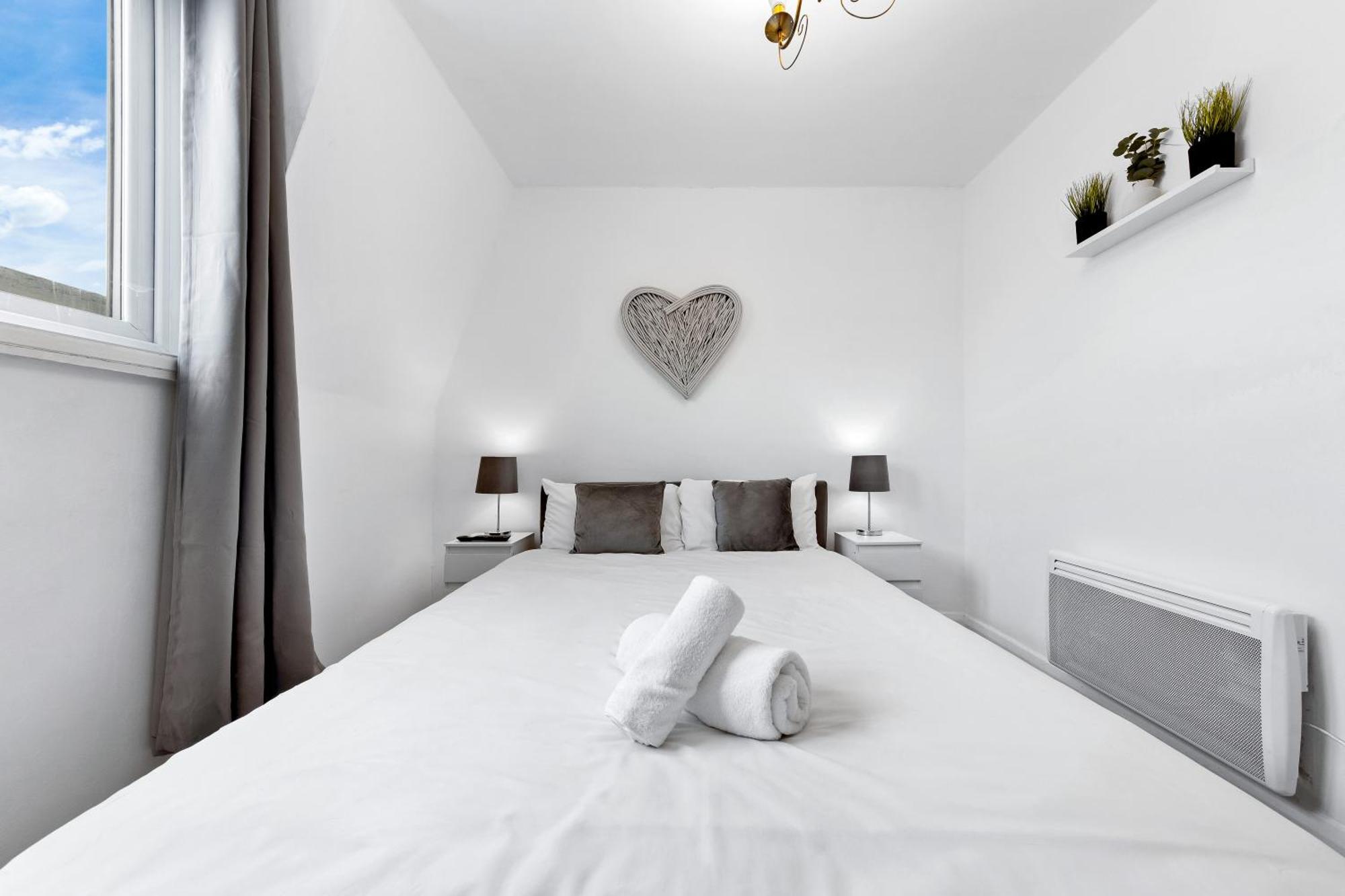 Newly Renovated Kensington 2 Bedroom Apartment With Balcony Near Harrods Sleeps 6, 2 Min Walk From Station Лондон Екстериор снимка