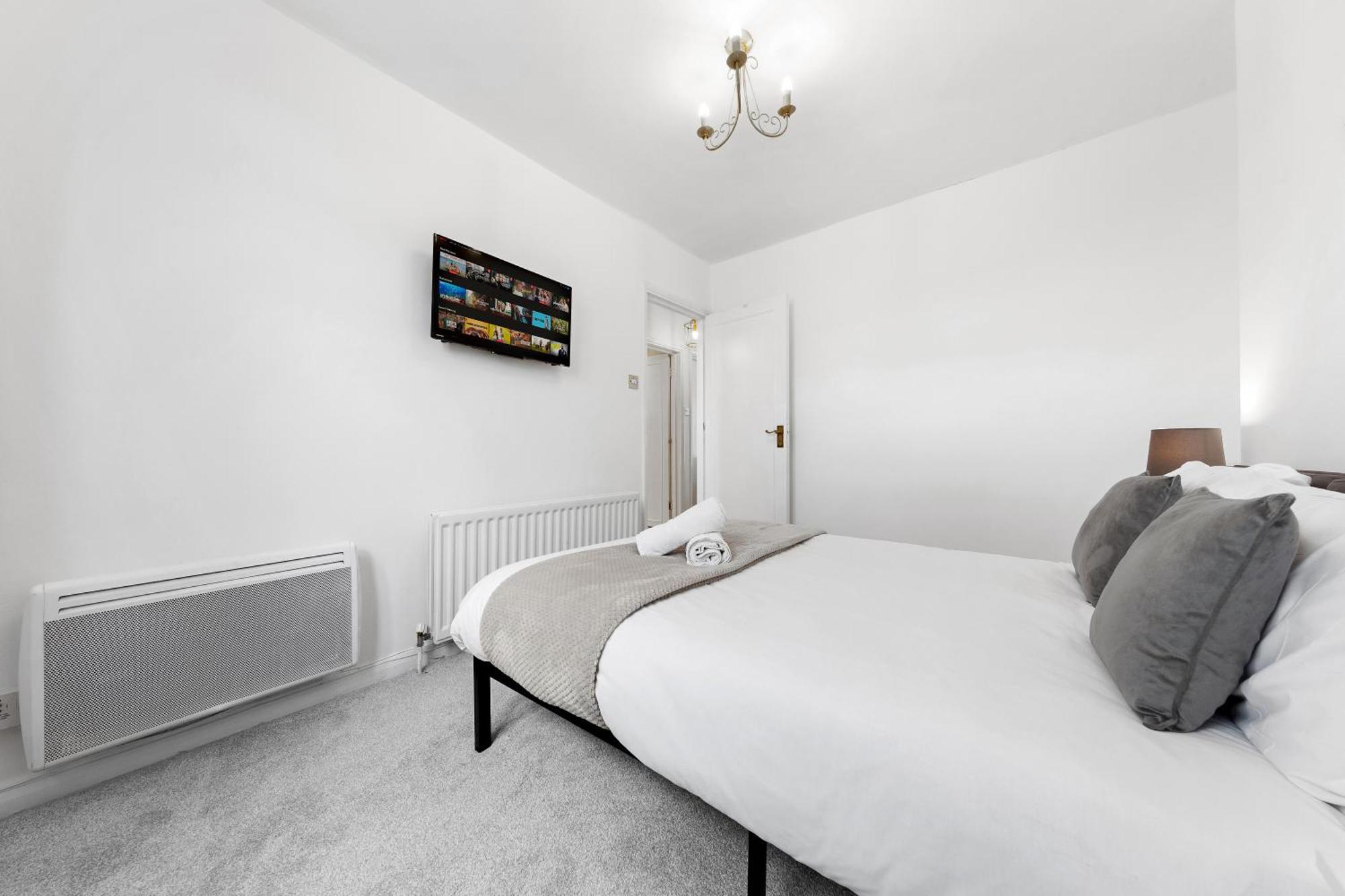Newly Renovated Kensington 2 Bedroom Apartment With Balcony Near Harrods Sleeps 6, 2 Min Walk From Station Лондон Екстериор снимка