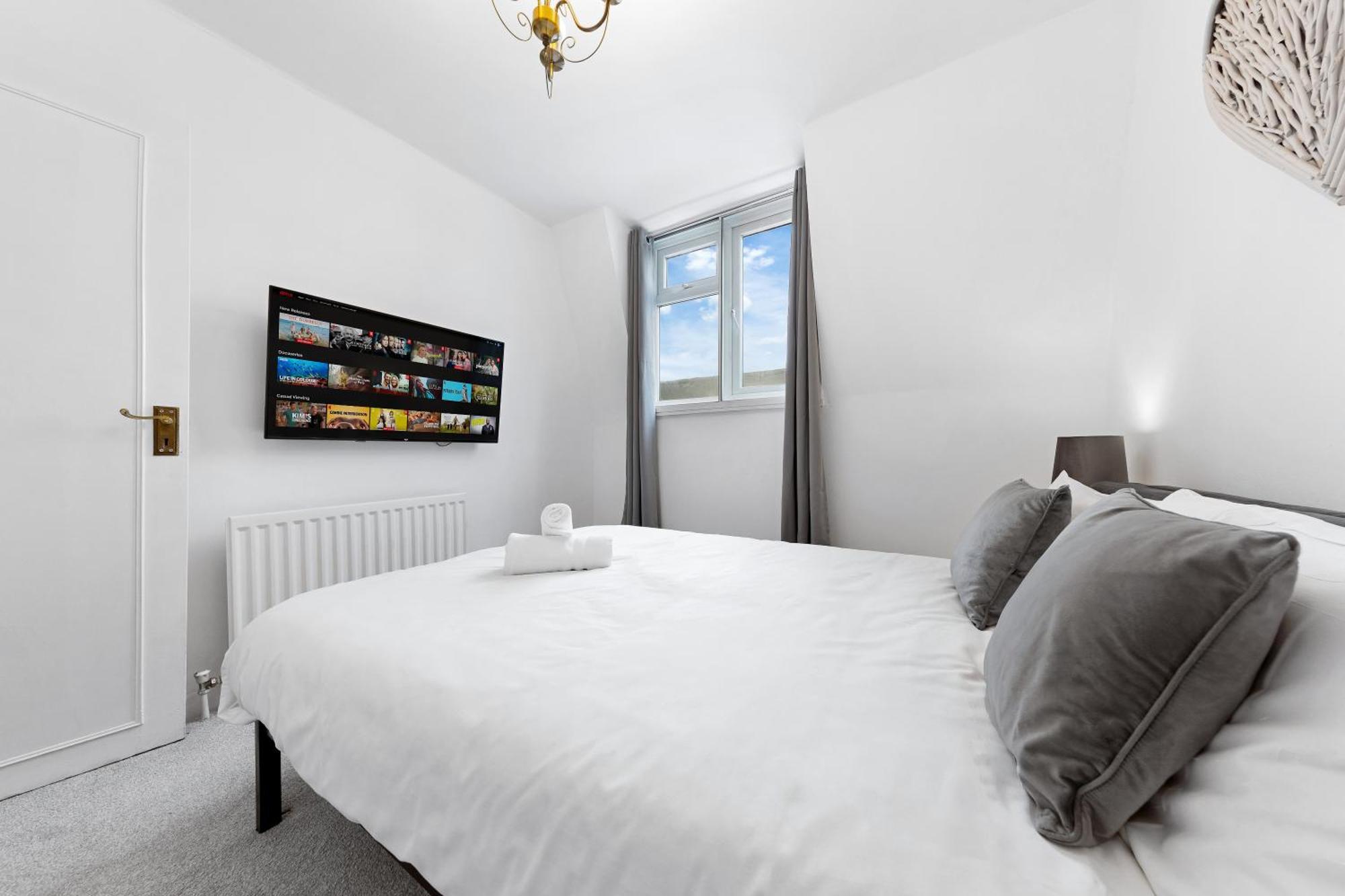Newly Renovated Kensington 2 Bedroom Apartment With Balcony Near Harrods Sleeps 6, 2 Min Walk From Station Лондон Екстериор снимка