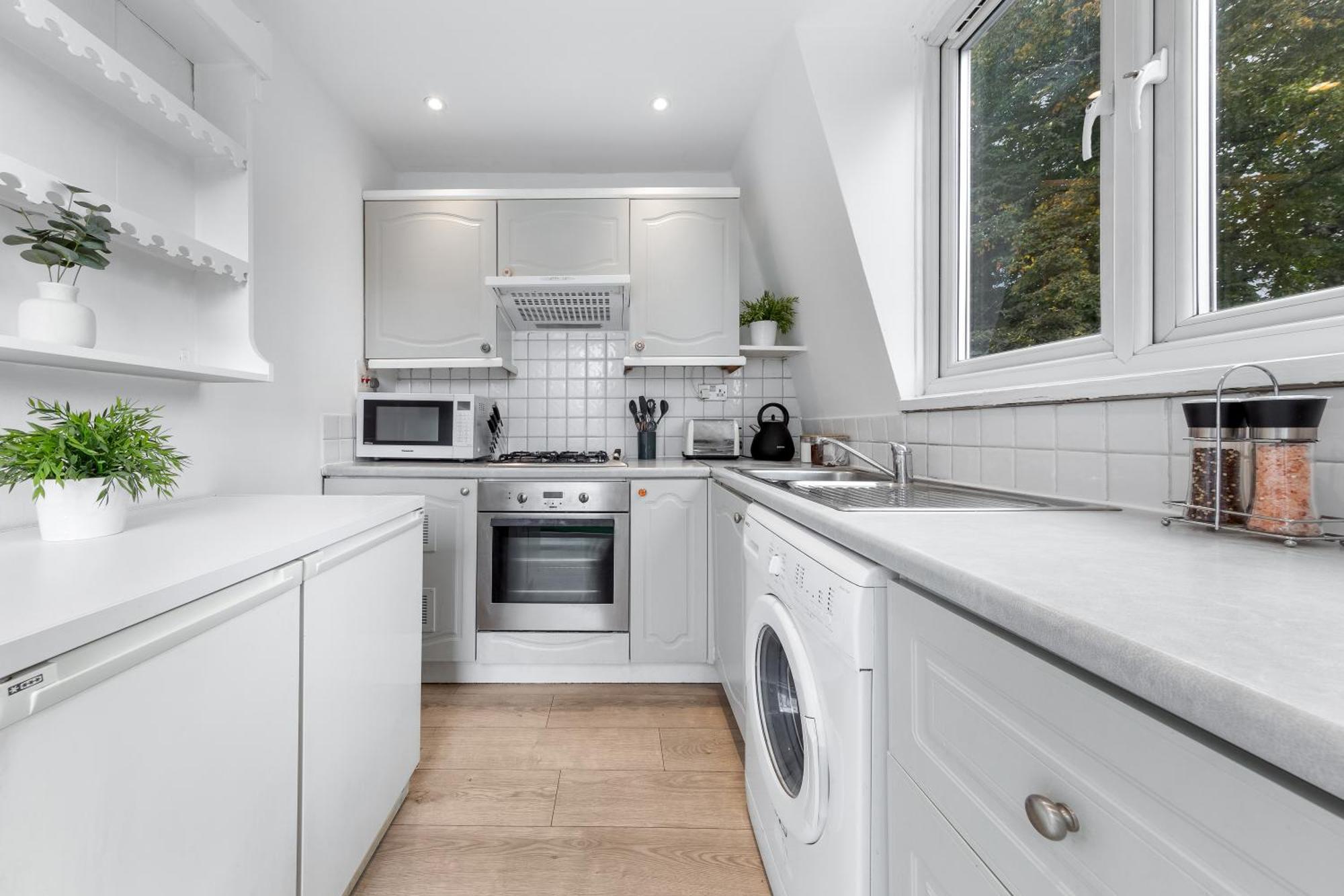 Newly Renovated Kensington 2 Bedroom Apartment With Balcony Near Harrods Sleeps 6, 2 Min Walk From Station Лондон Екстериор снимка