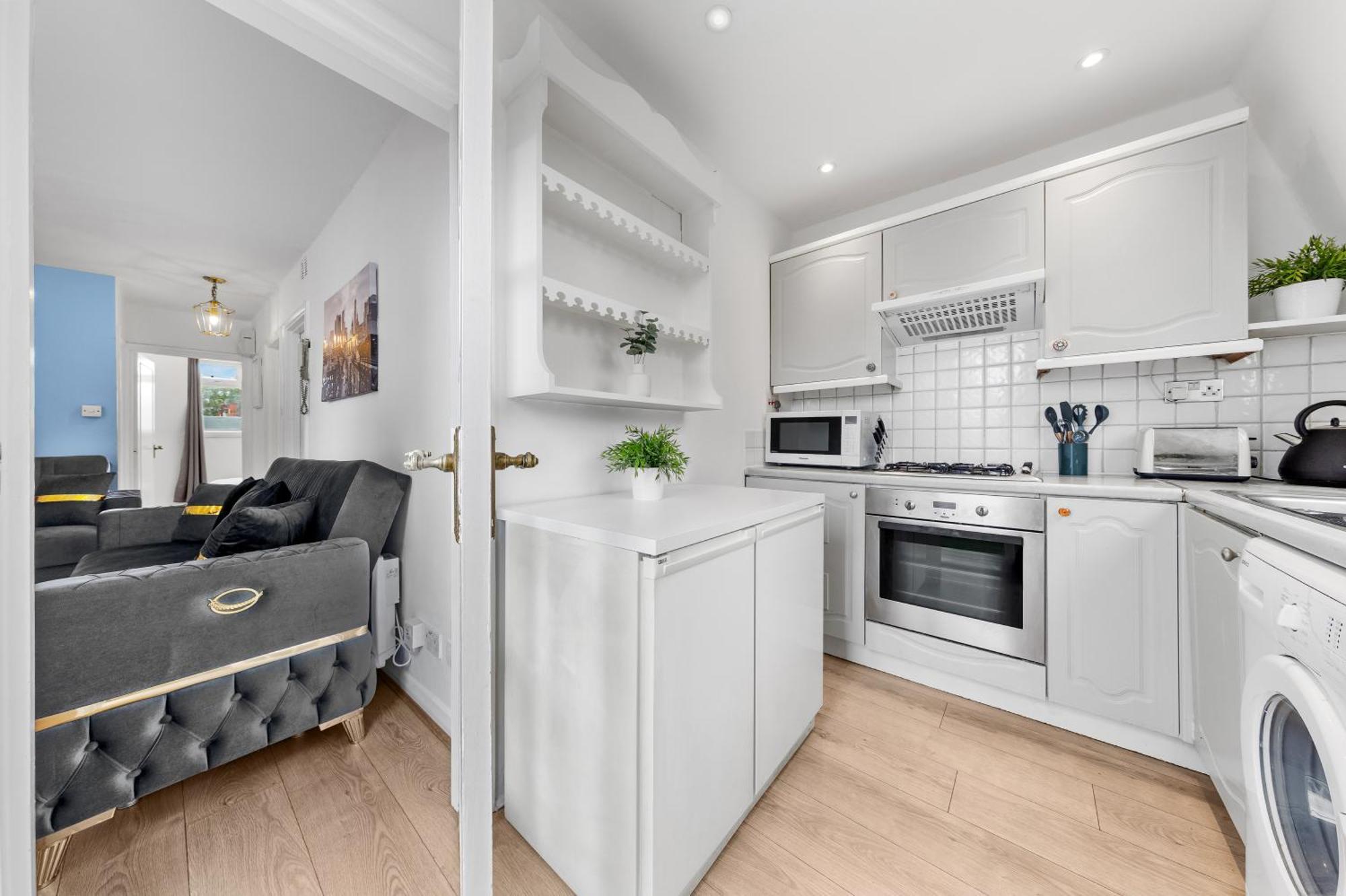 Newly Renovated Kensington 2 Bedroom Apartment With Balcony Near Harrods Sleeps 6, 2 Min Walk From Station Лондон Екстериор снимка