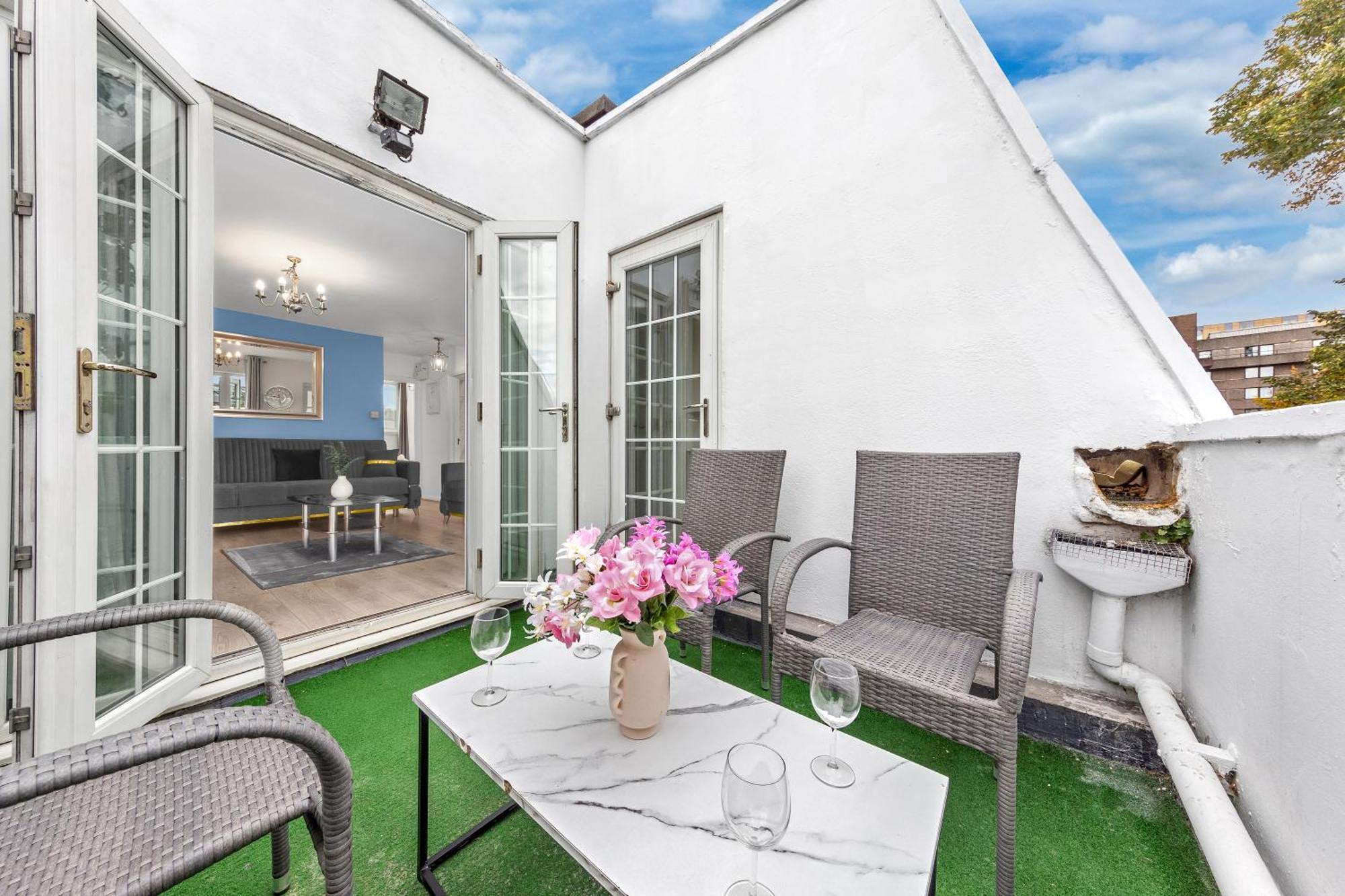 Newly Renovated Kensington 2 Bedroom Apartment With Balcony Near Harrods Sleeps 6, 2 Min Walk From Station Лондон Екстериор снимка