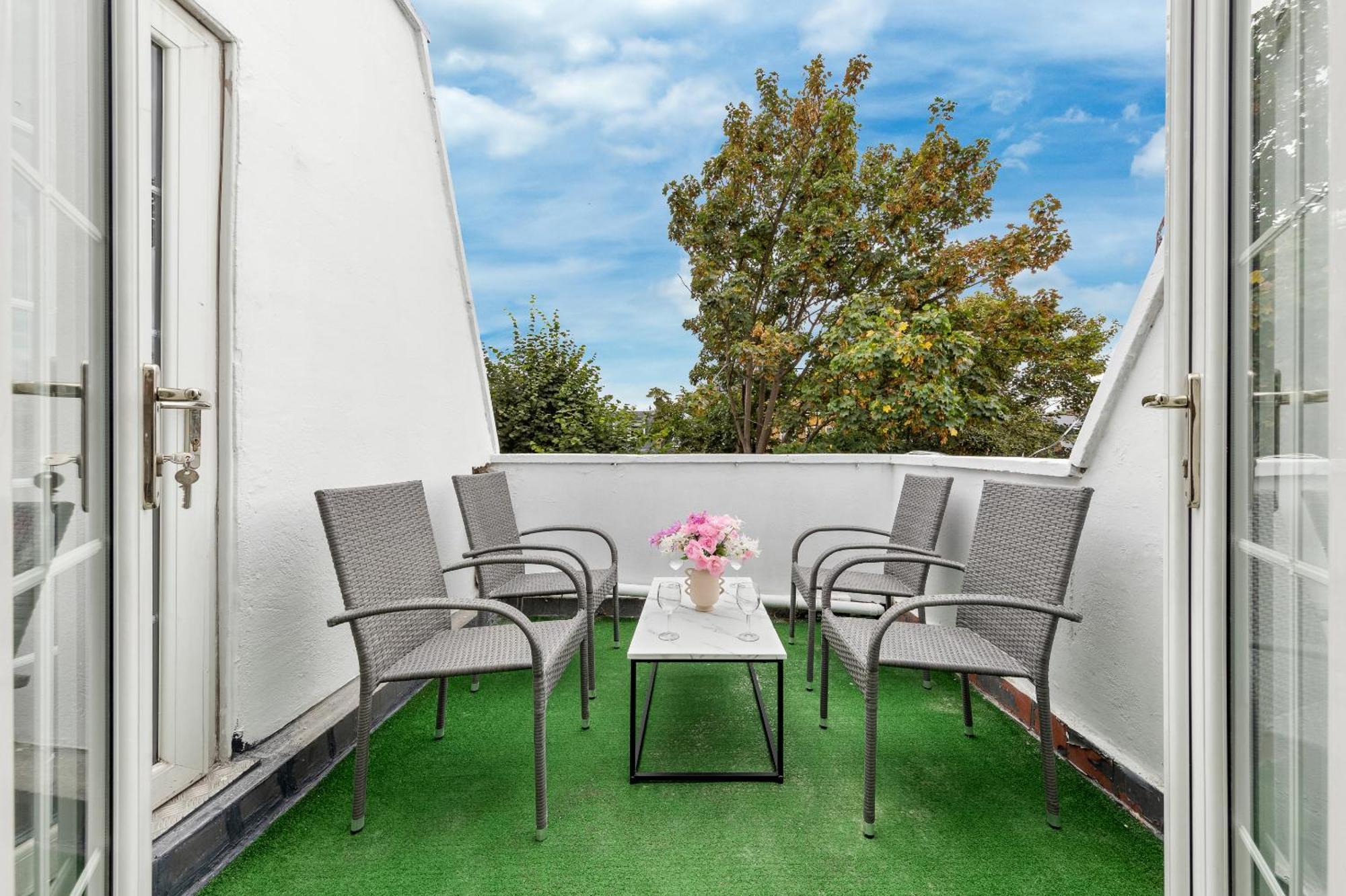 Newly Renovated Kensington 2 Bedroom Apartment With Balcony Near Harrods Sleeps 6, 2 Min Walk From Station Лондон Екстериор снимка