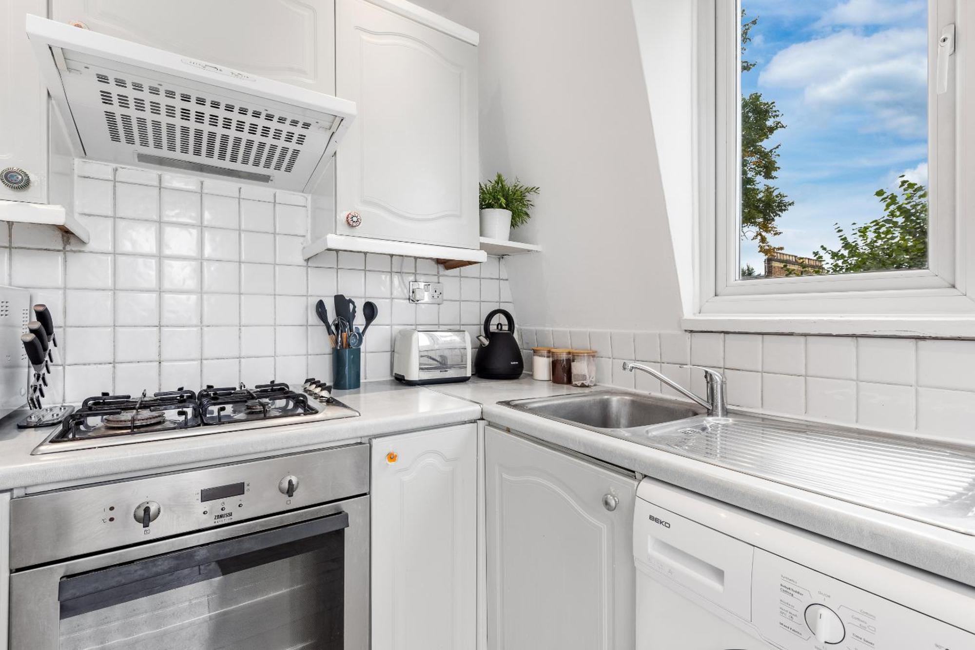Newly Renovated Kensington 2 Bedroom Apartment With Balcony Near Harrods Sleeps 6, 2 Min Walk From Station Лондон Екстериор снимка