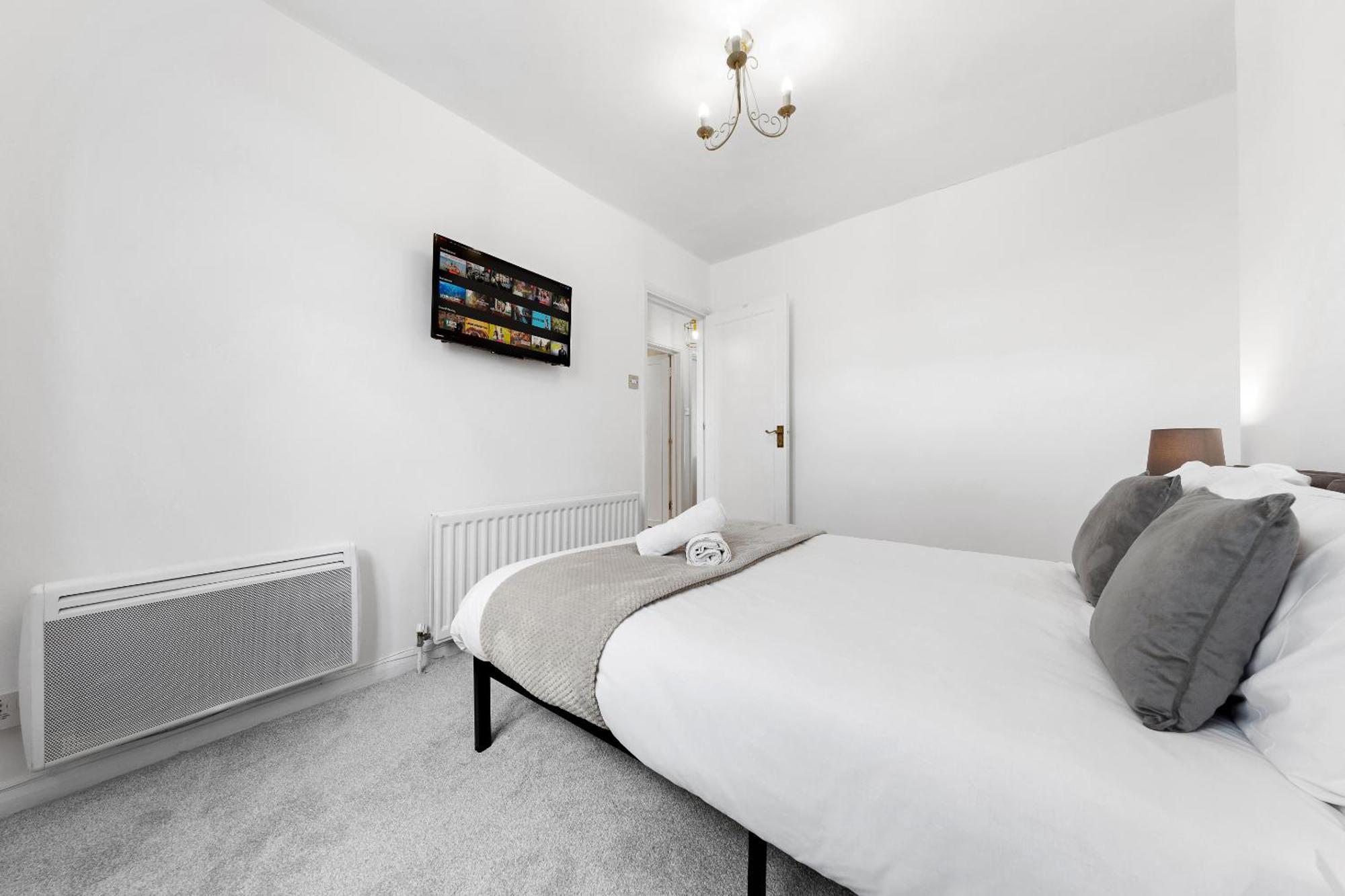 Newly Renovated Kensington 2 Bedroom Apartment With Balcony Near Harrods Sleeps 6, 2 Min Walk From Station Лондон Екстериор снимка