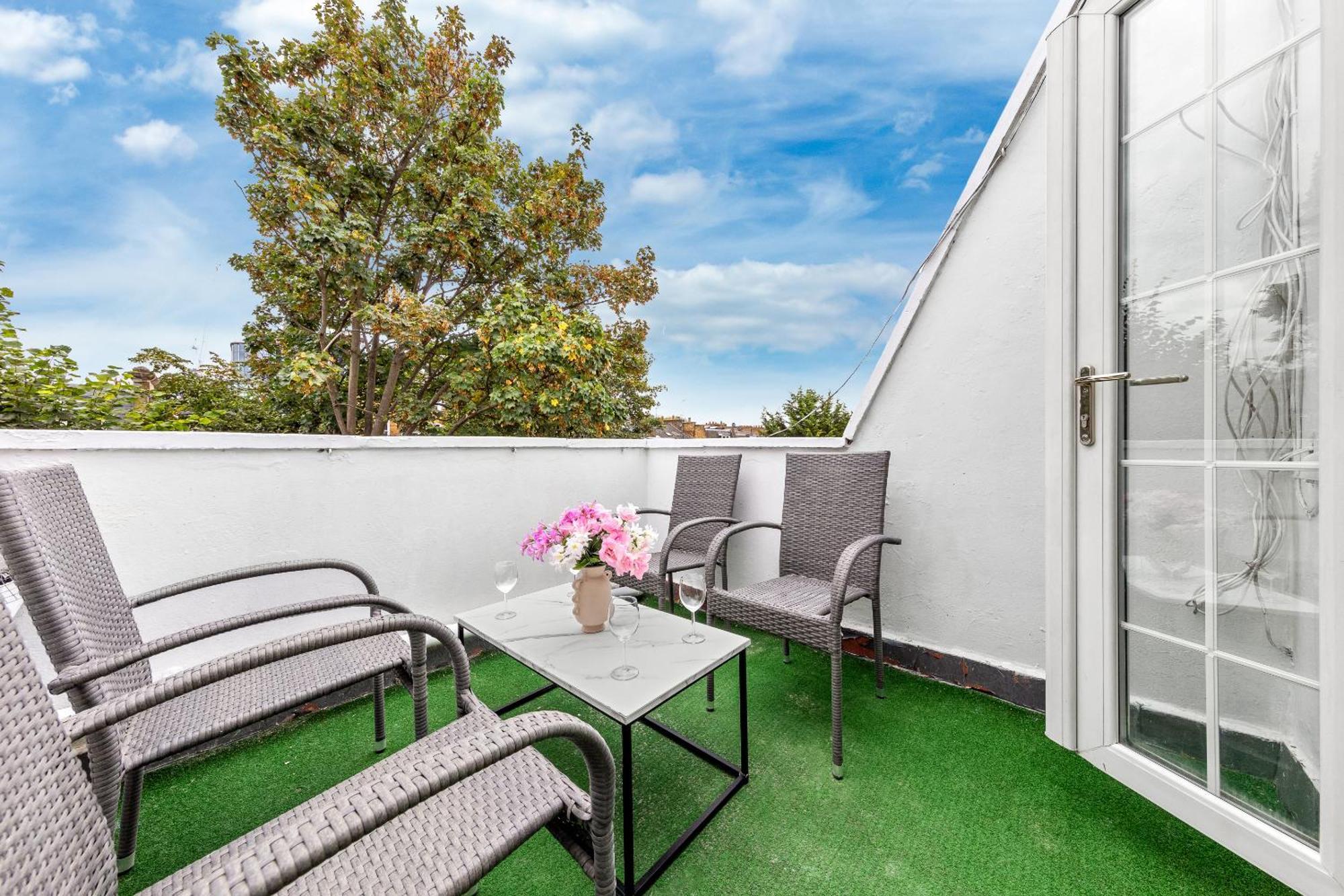 Newly Renovated Kensington 2 Bedroom Apartment With Balcony Near Harrods Sleeps 6, 2 Min Walk From Station Лондон Екстериор снимка
