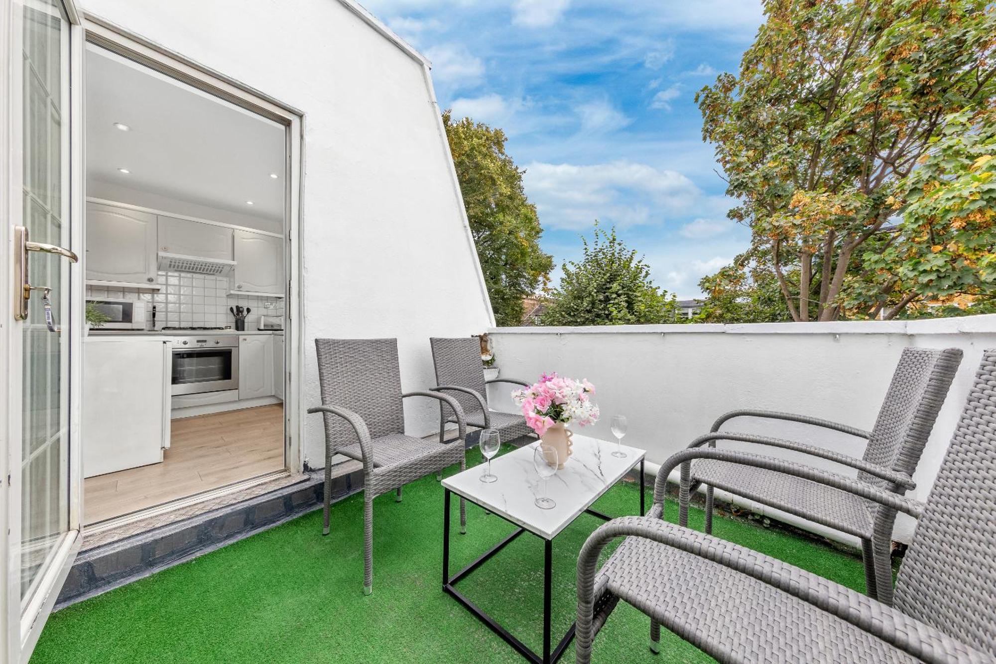 Newly Renovated Kensington 2 Bedroom Apartment With Balcony Near Harrods Sleeps 6, 2 Min Walk From Station Лондон Екстериор снимка