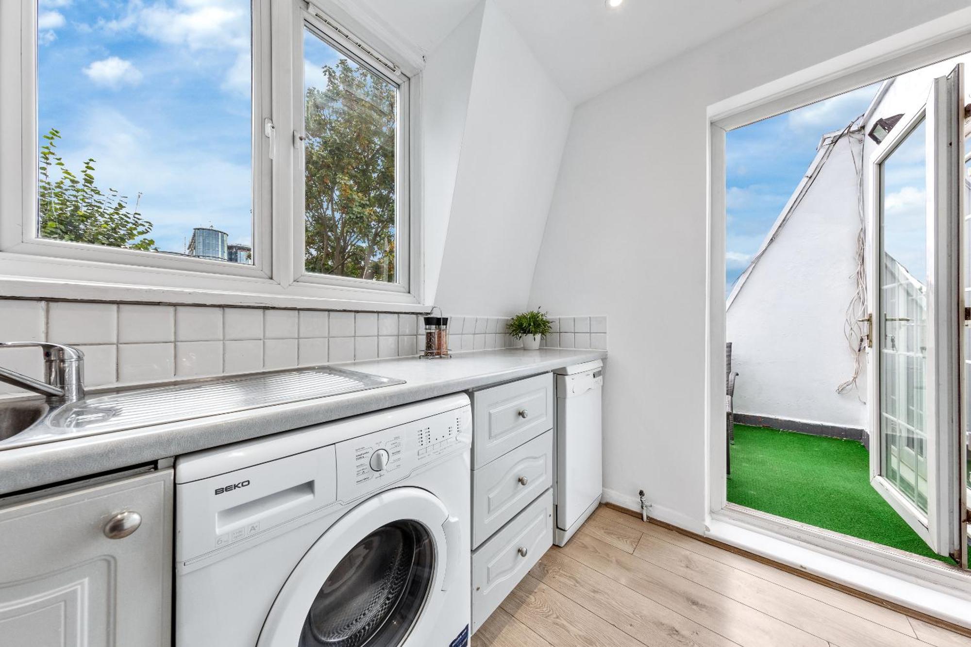 Newly Renovated Kensington 2 Bedroom Apartment With Balcony Near Harrods Sleeps 6, 2 Min Walk From Station Лондон Екстериор снимка