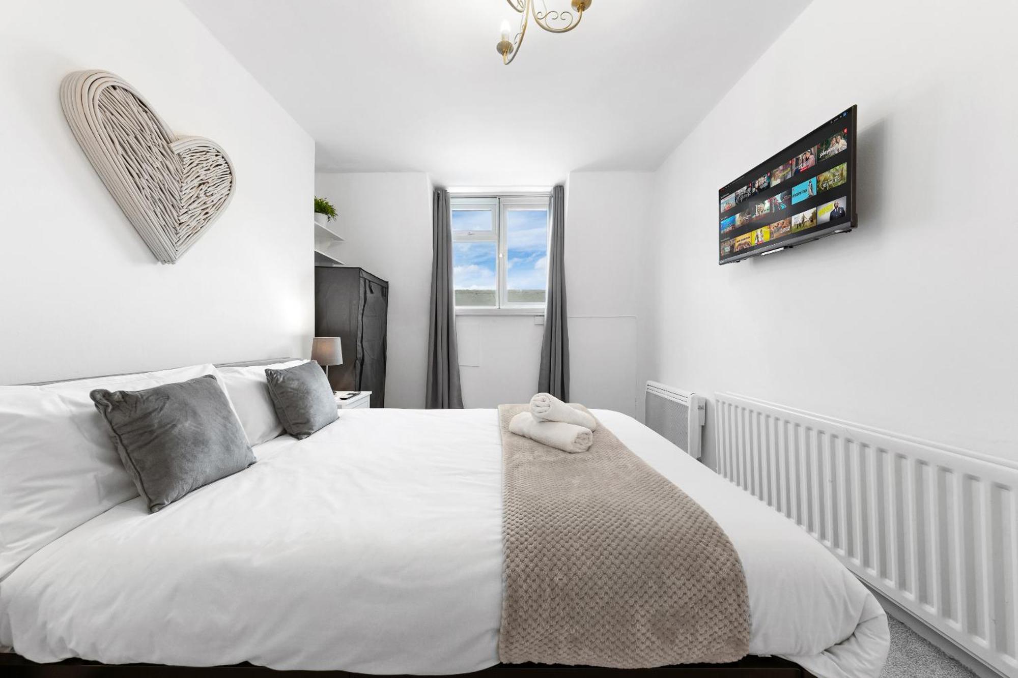 Newly Renovated Kensington 2 Bedroom Apartment With Balcony Near Harrods Sleeps 6, 2 Min Walk From Station Лондон Екстериор снимка