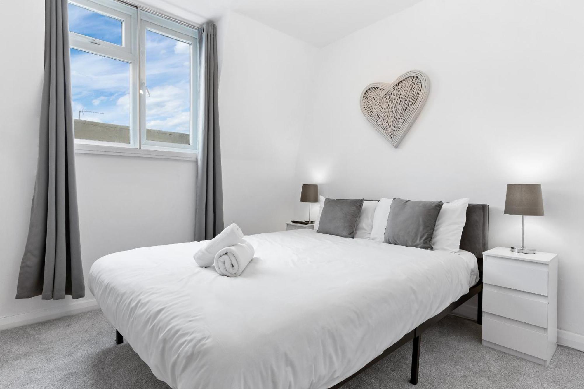 Newly Renovated Kensington 2 Bedroom Apartment With Balcony Near Harrods Sleeps 6, 2 Min Walk From Station Лондон Екстериор снимка