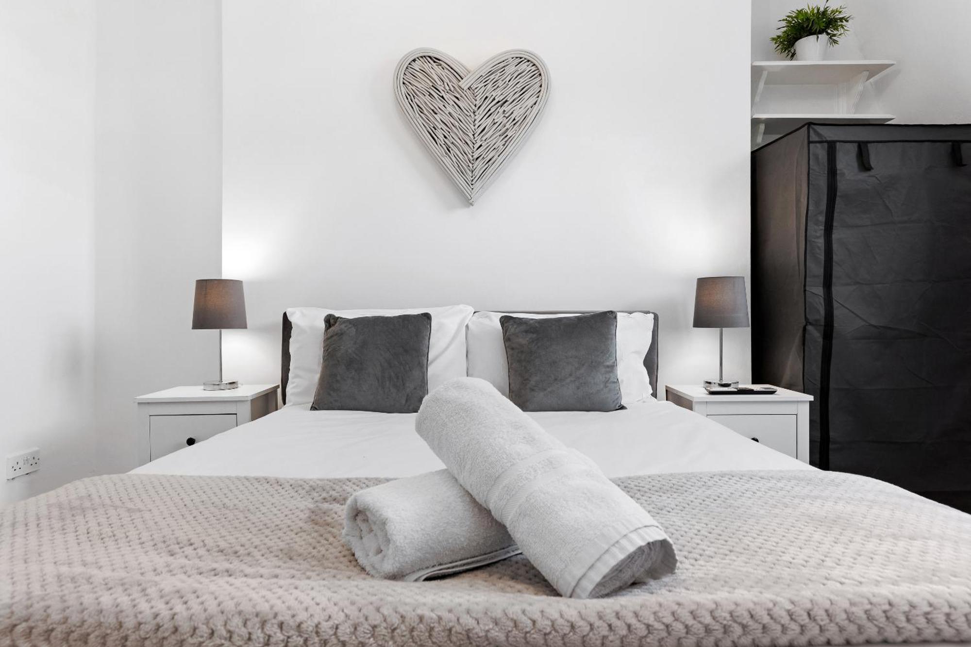 Newly Renovated Kensington 2 Bedroom Apartment With Balcony Near Harrods Sleeps 6, 2 Min Walk From Station Лондон Екстериор снимка